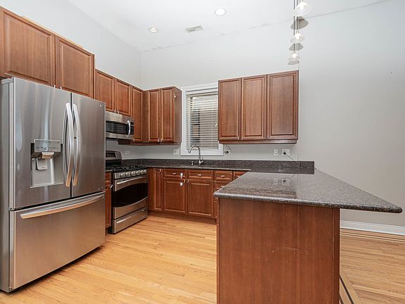 4th image of 930 W Cuyler Ave APT 3R