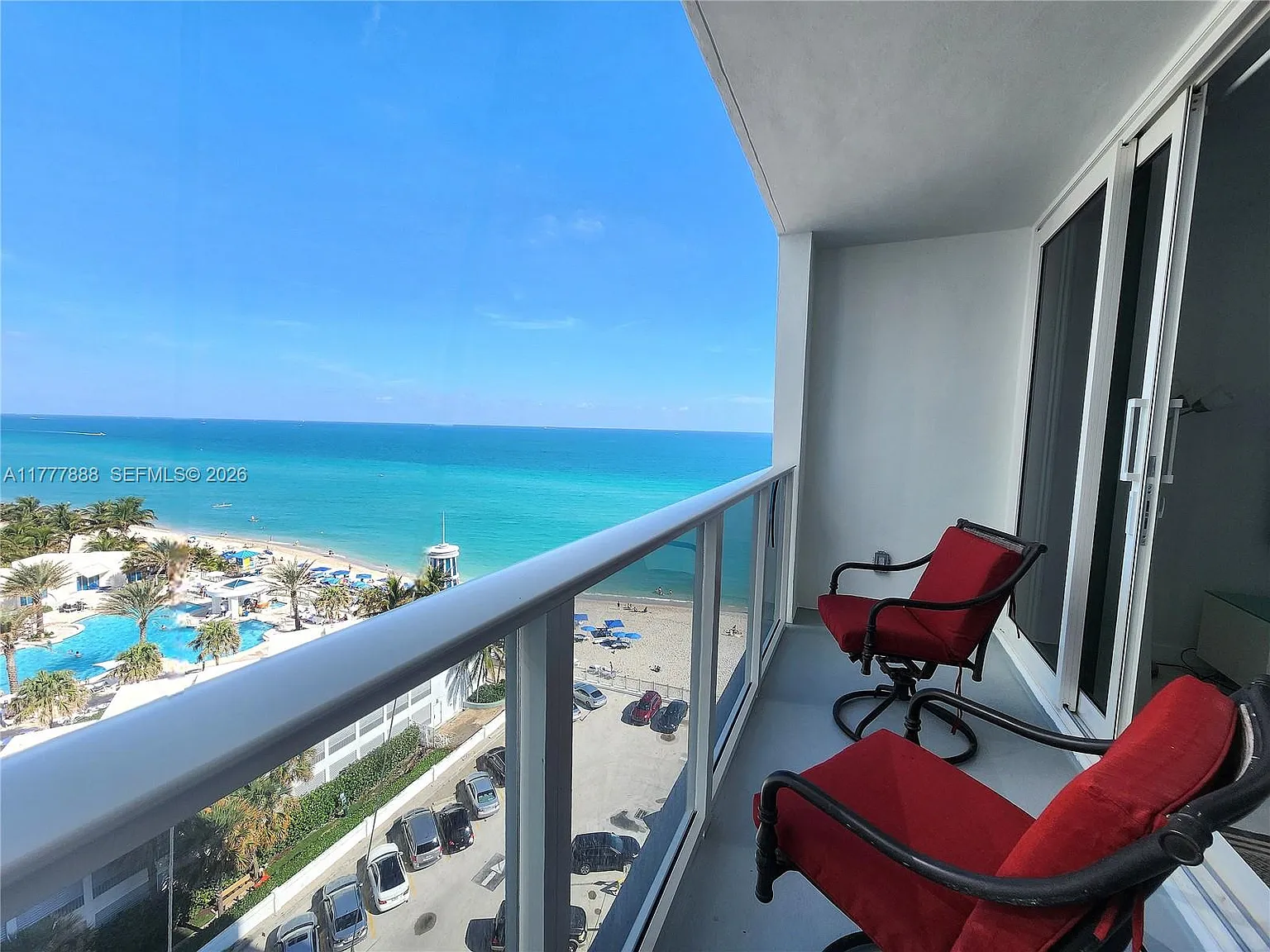 Alexander Towers Condo — Photo 3