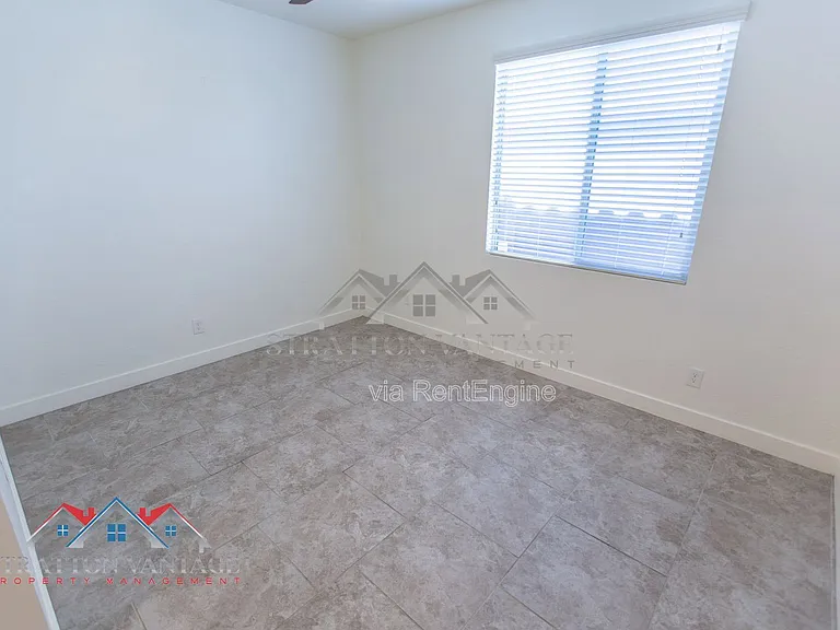 16264 W Canterbury Dr — Photo 10