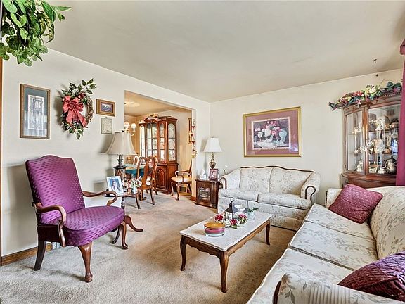 3rd image of 216 E Larkspur St