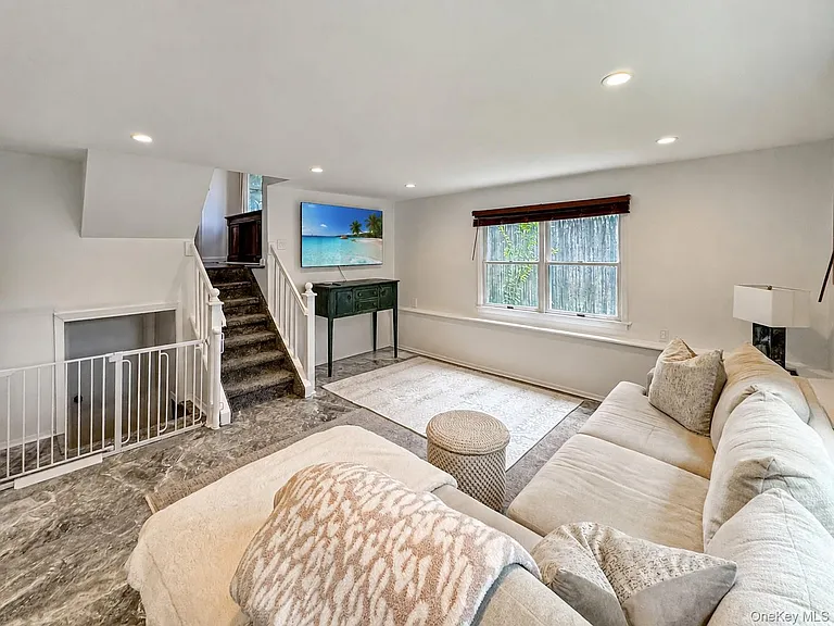 98 Frederick Ave — Photo 14