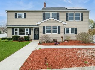 60 Anvil Ln, Levittown, NY 11756