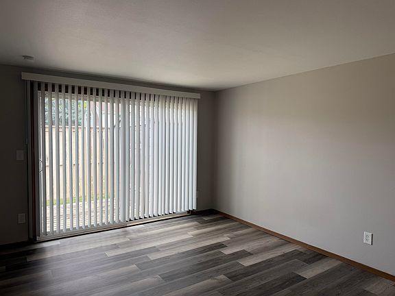 5th image of 961 7th St APT A