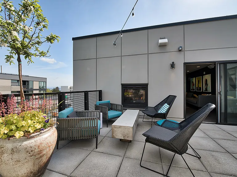 The Central — Photo 13