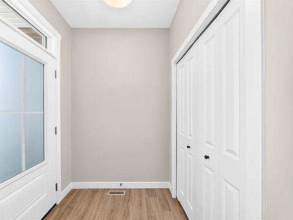 3rd image of 1063 N Bayview Cres SW