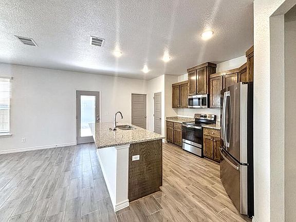 4th image of 725 Freedom Cir