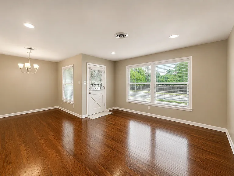 2708 Hunter St — Photo 10