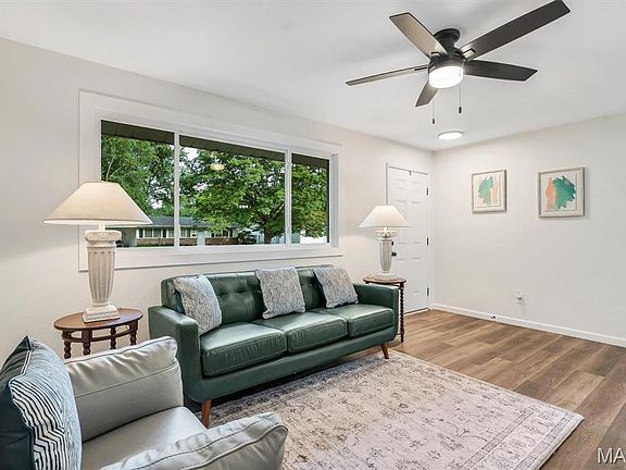 3rd image of 10 Garnier Ct