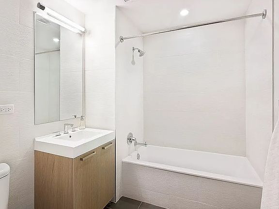 3rd image of 2614 Jackson Ave #5C