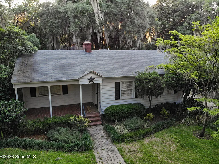 1207 Pine Ave — Photo 1