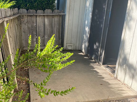5th image of 676 W Yosemite Ave