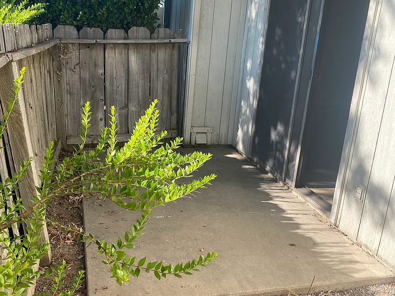 676 Yosemite Ave — Photo 5