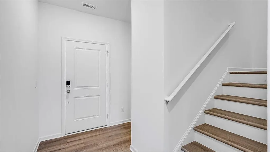 4 bed, 2.5 bath, 1896 sqft, $2,280 — Photo 4