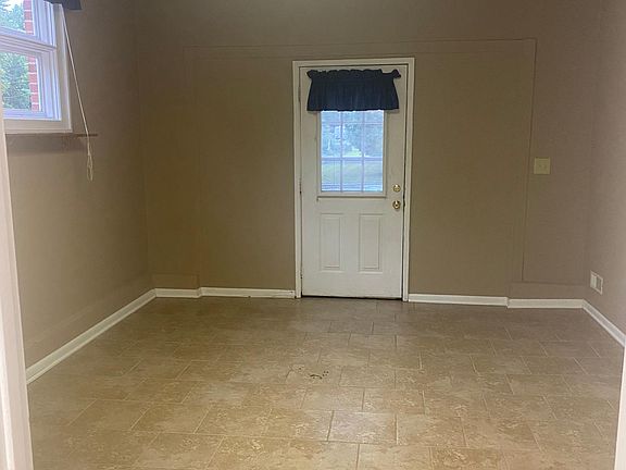 5th image of 2328 W Brook Ln