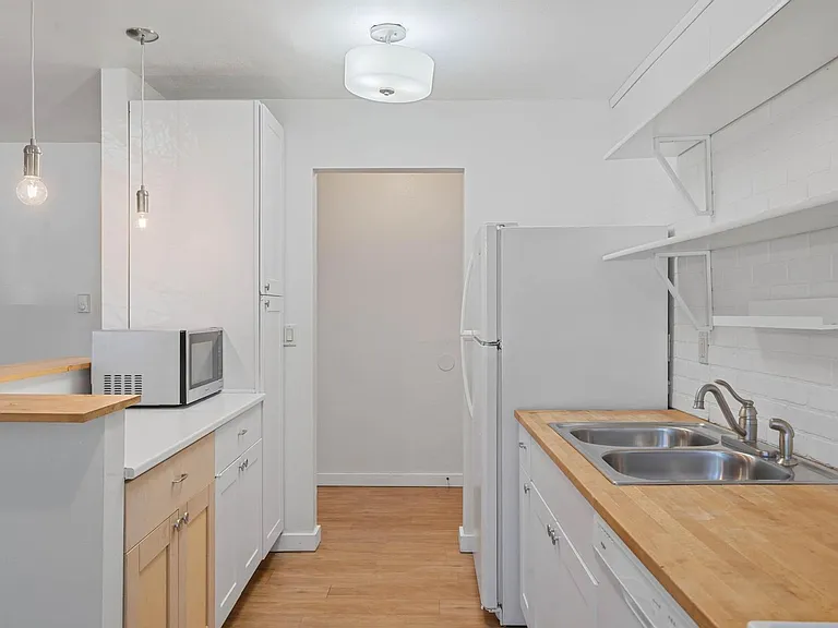 $500 off! Updated, upstairs 2-bdrm/1-bath triplex aptOn-site w/d, off-street parking, near downto... — Photo 10