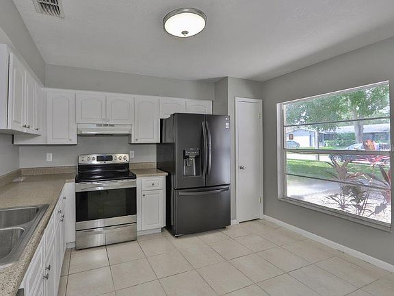 5th image of 2703 Manor Hill Dr