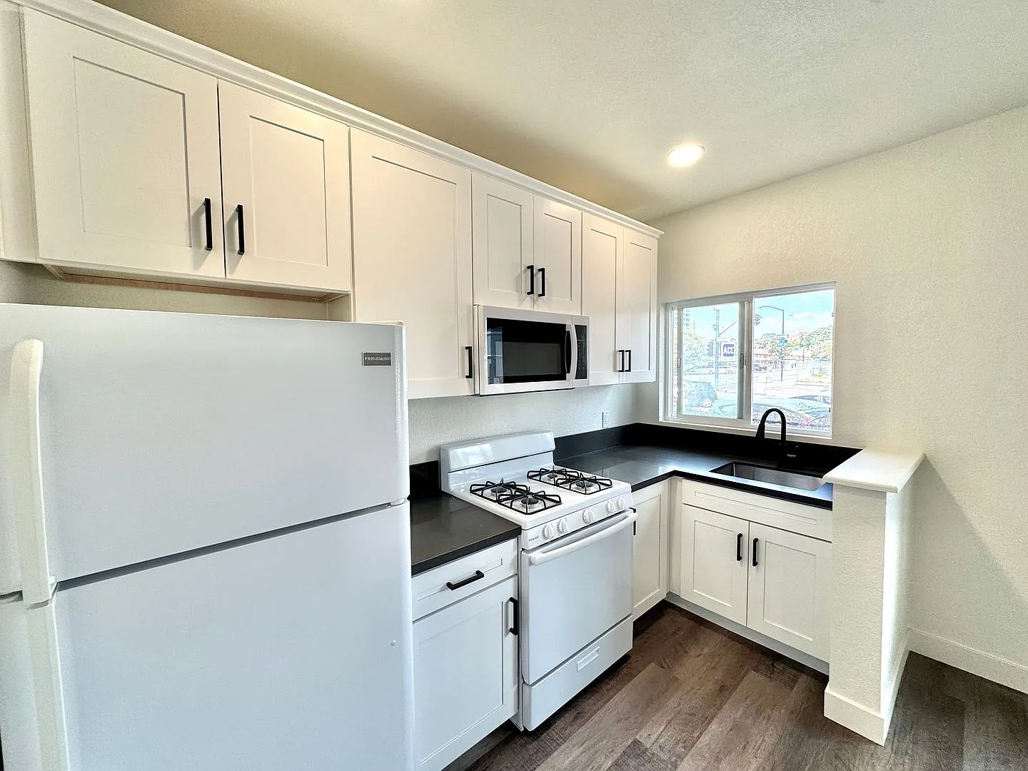 Jade Apartments — Photo 3