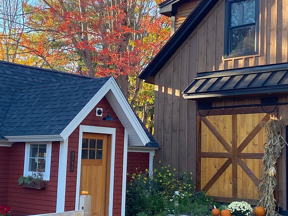 Front entrance to the red Curry Cottage!