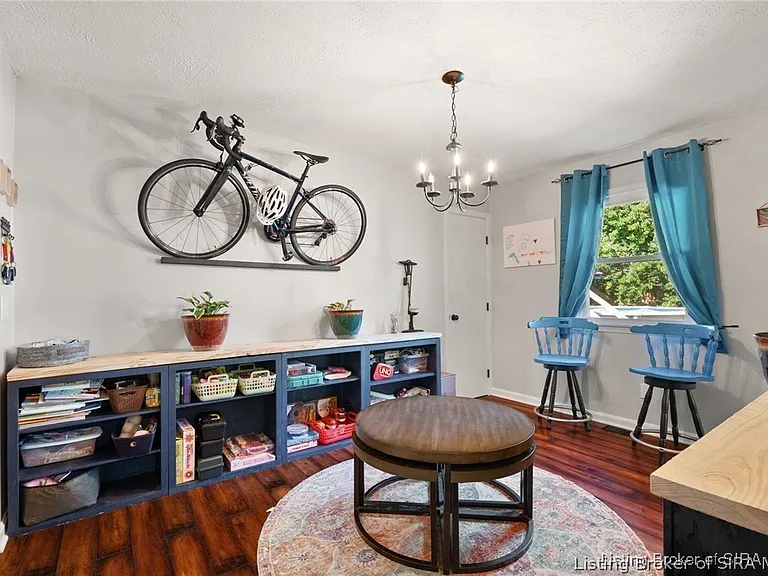 917 Brentwood Ct — Photo 2