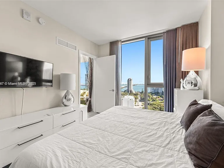 121 NE 34th St #1705 — Photo 9