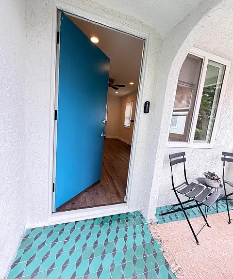 2840 S Mansfield Ave — Photo 2