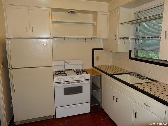 4th image of 548 NE 5th Ave