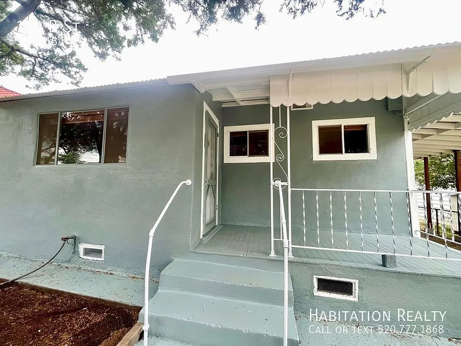 3bed/1 bath + office/den at Old Bisbee! Renovated, garage, enclosed yard, lots of storage! — Photo 2