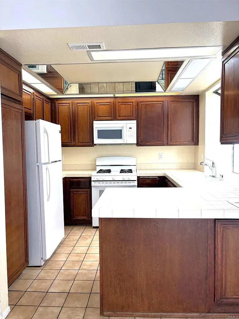 3 bed, 1252 sqft, $3,800 — Photo 3