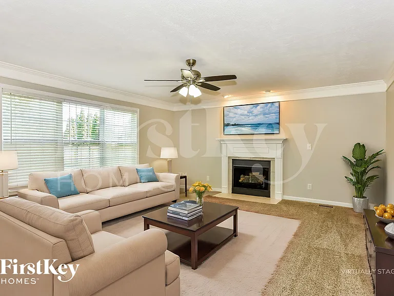 1161 Castlewood Dr — Photo 4
