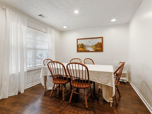 4th image of 211 Weatherstone Pointe Dr