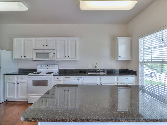 4th image of 702 Vernon Ave