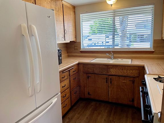 4th image of 854 Dahlia Pl