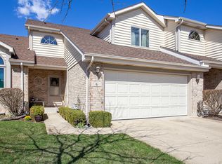 6 Warner Cir, Lemont, IL 60439