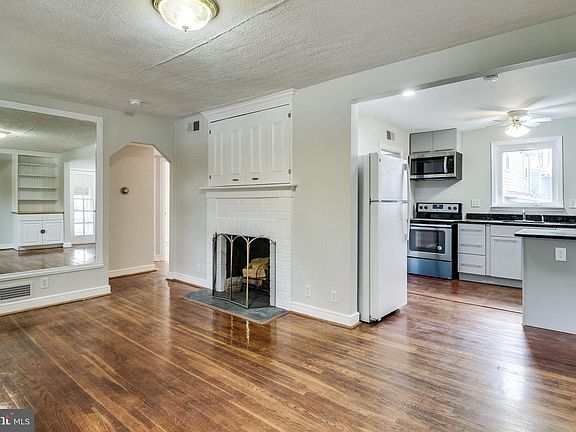 5th image of 160 Hilton St