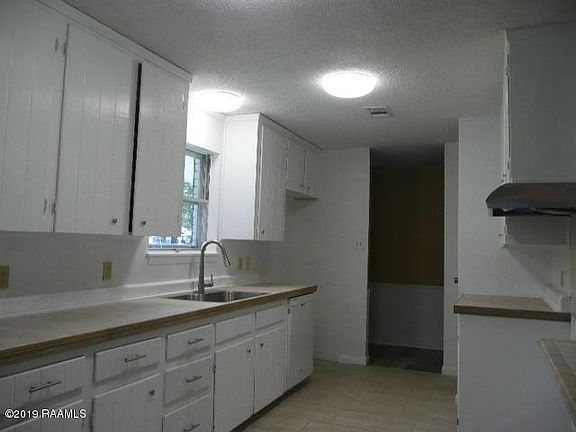 4th image of 729 Genevieve Dr