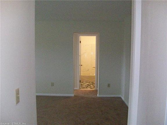 5th image of 26 Essex Ct