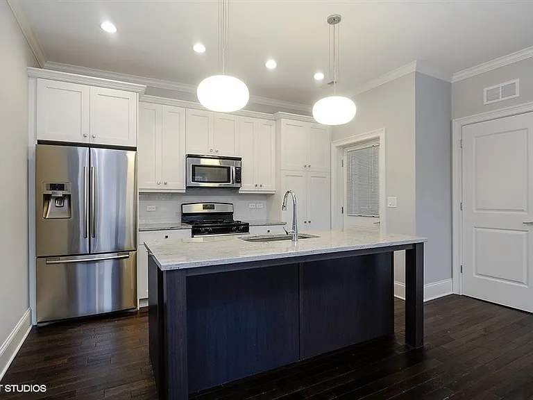 2305 W Waveland Ave — Photo 4
