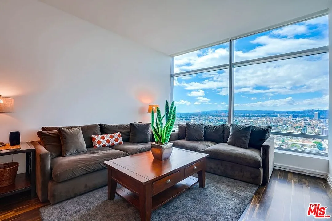 1 bed, 2.0 bath, 1020 sqft, $5,500 — Photo 1