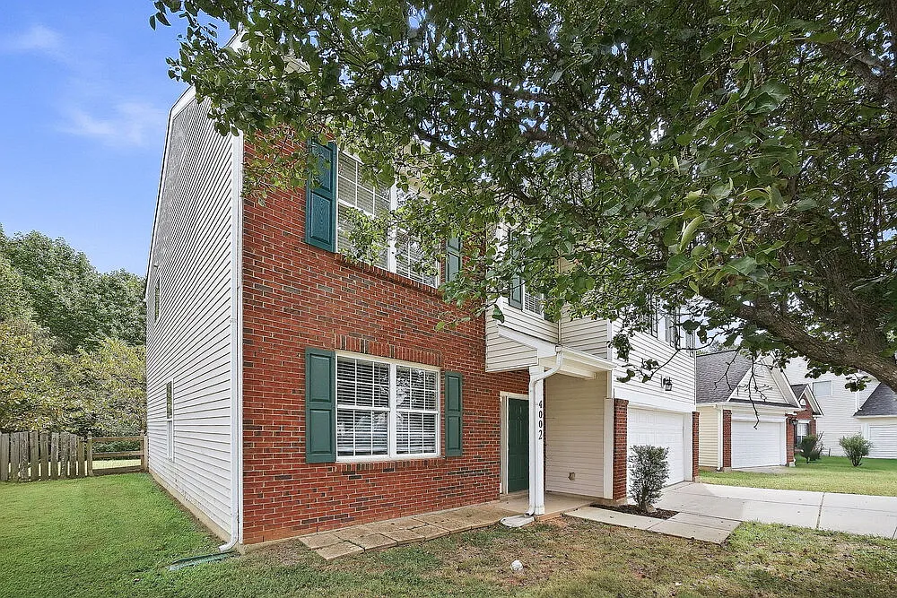 4 bed, 2.5 bath, 2516 sqft, $2,355 — Photo 4