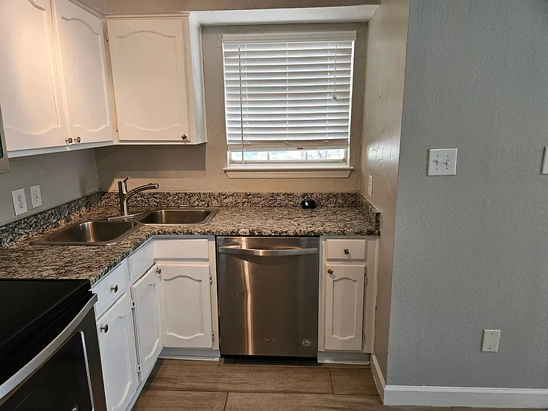 1467 Meadowood Village Dr — Photo 3