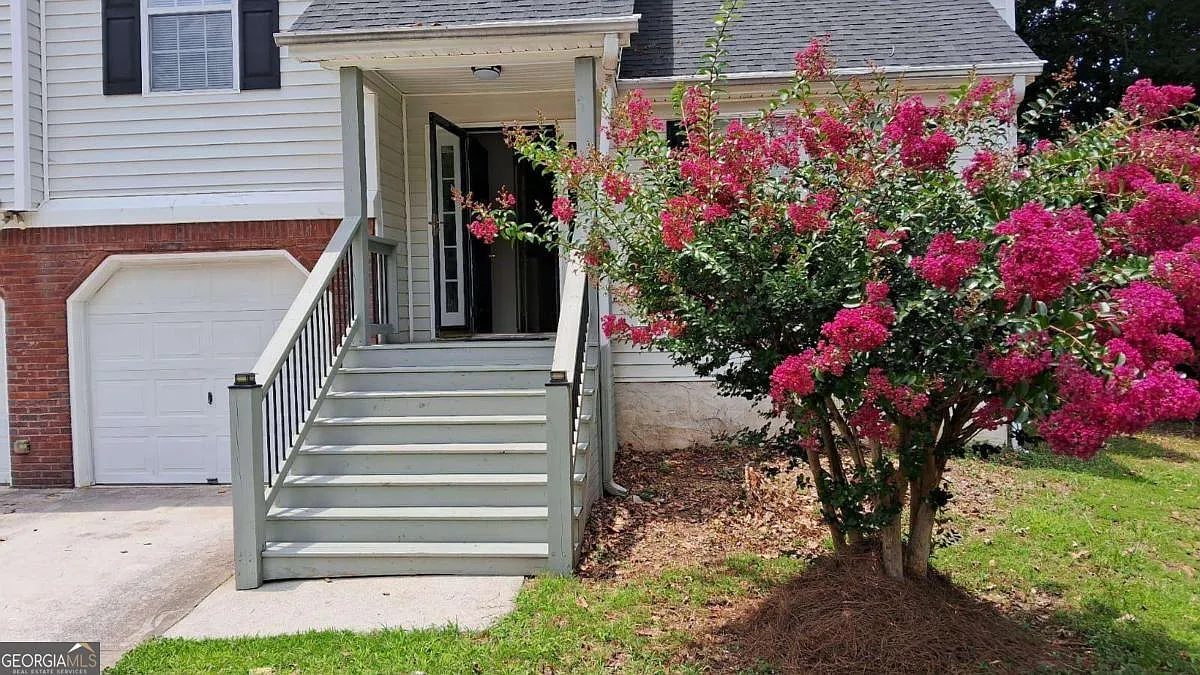 4 bed, 3.0 bath, 1600 sqft, $1,995 — Photo 1