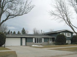 209 Circle Hills Dr, Grand Forks, ND 58201