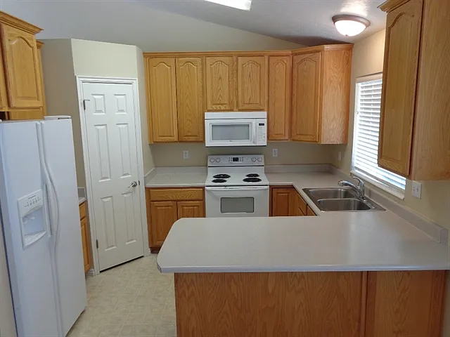 5 bed, 3.0 bath, 1722 sqft, $2,500 — Photo 3
