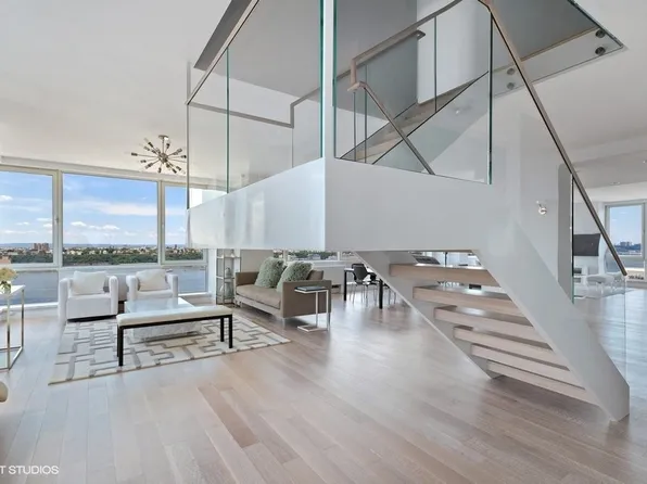 635 West 42nd Street image 10 of 40