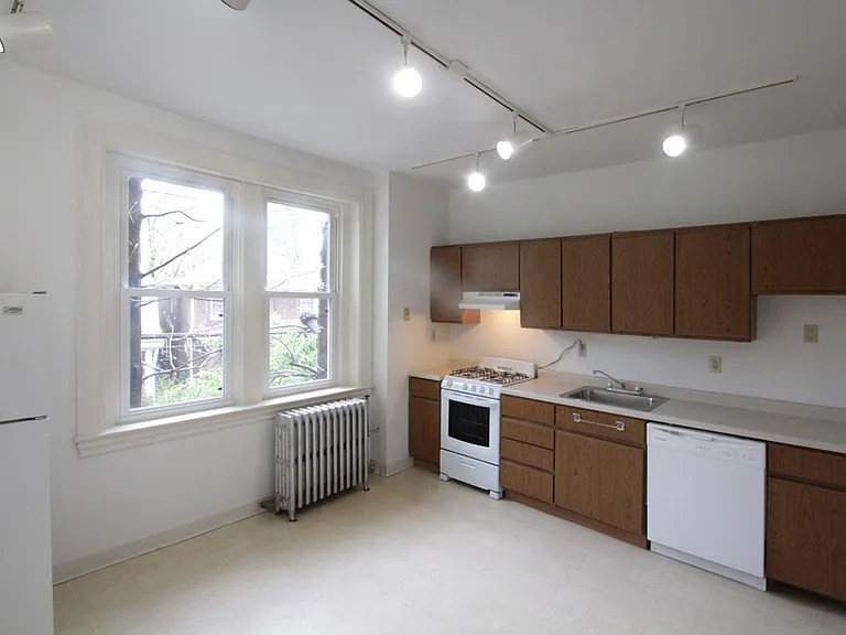 200 Kelly Ave #2 — Photo 2