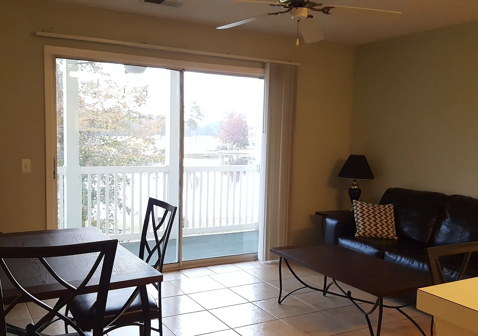 Reduced! Fully Furnished 1 Bedroom Condo In River Oaks — Photo 2
