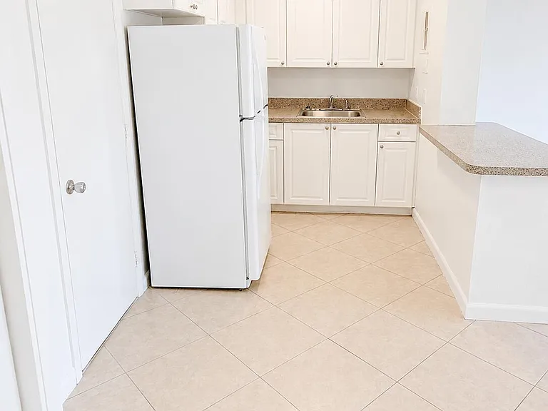 1960 NE 48th St #7 — Photo 3