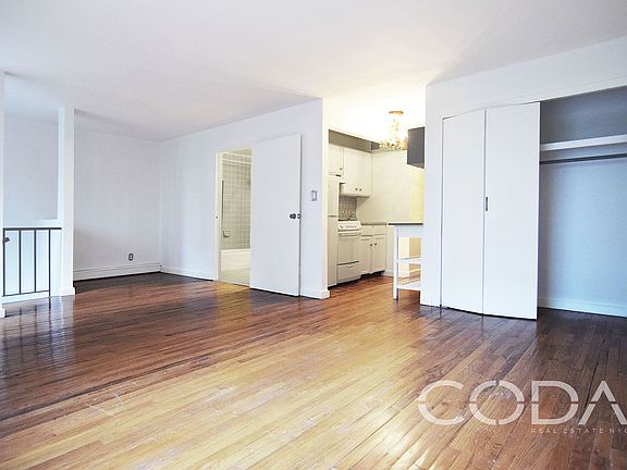 5th image of 180 Huron St APT 1R