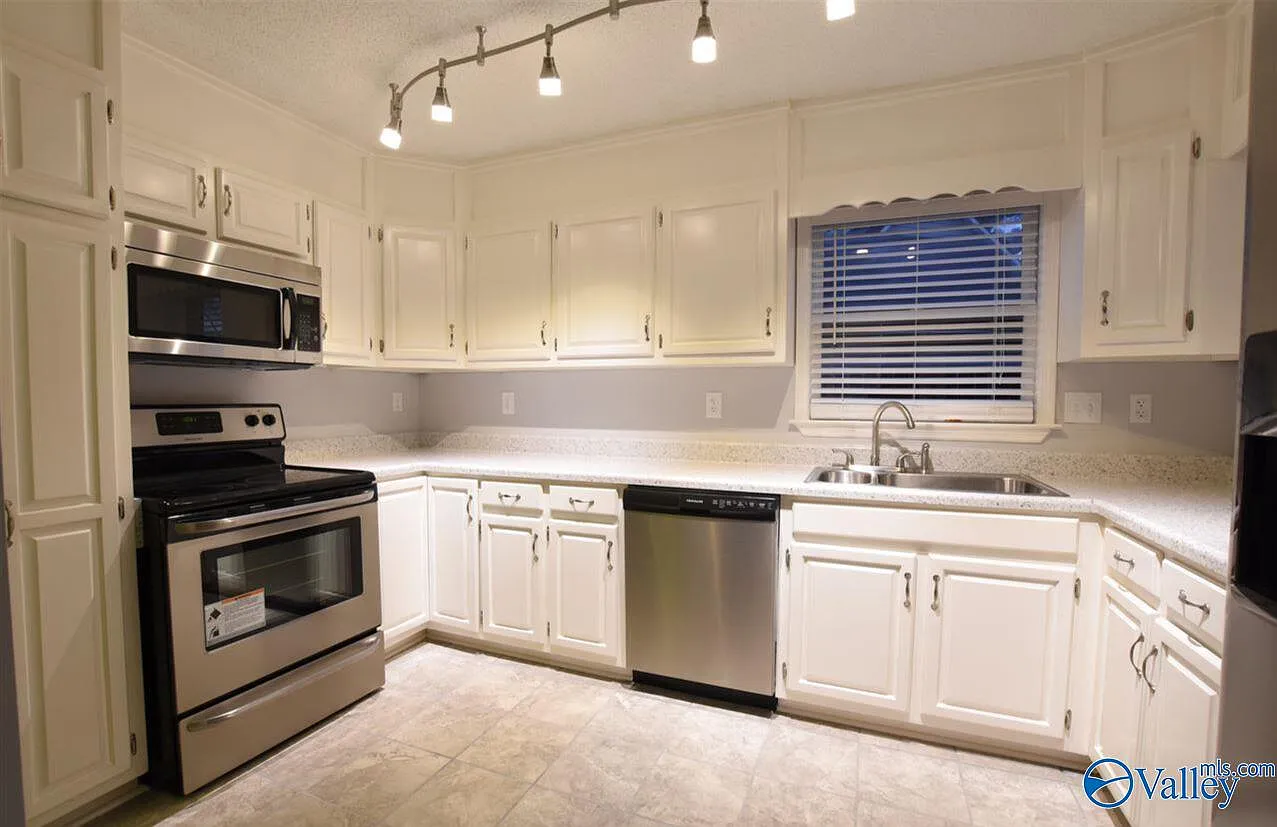 3 bed, 2.5 bath, 1700 sqft, $1,700 — Photo 2