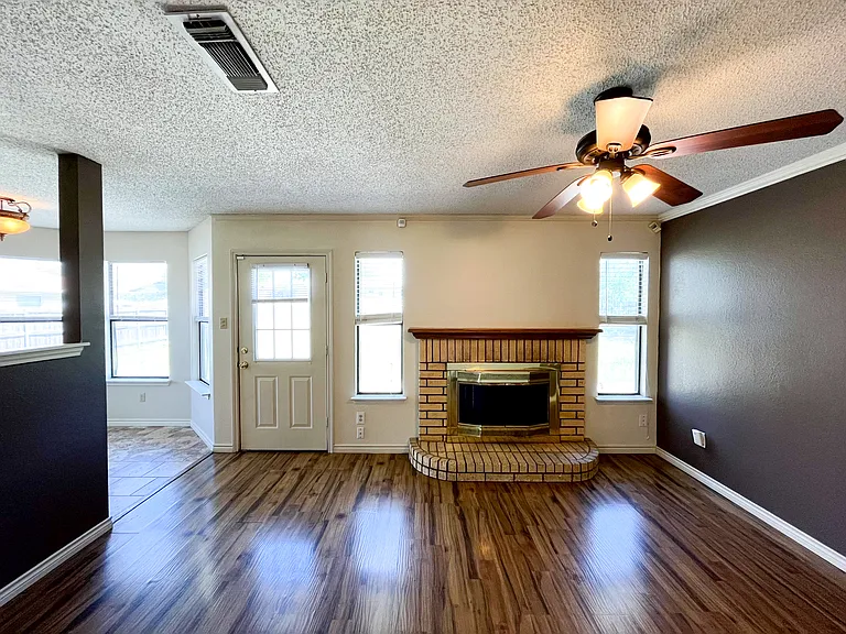 2512 Schulze Dr — Photo 6